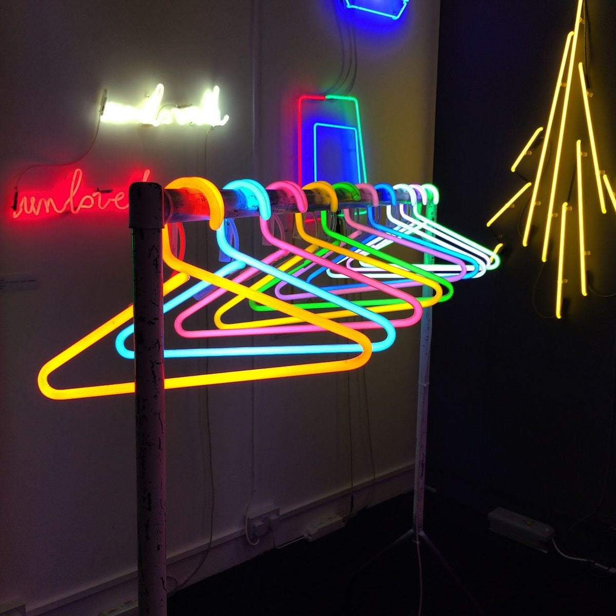 קולב נאון – Shine Neon